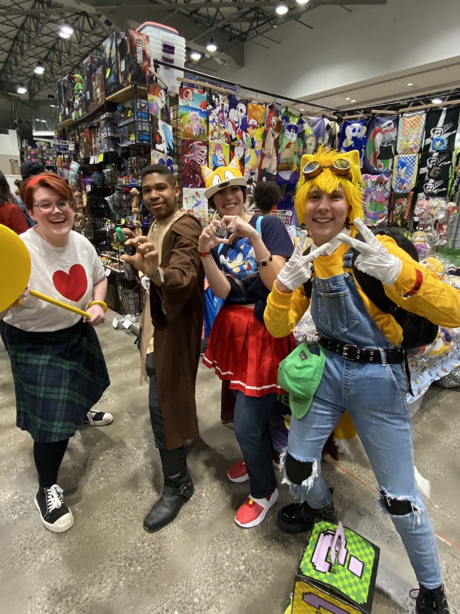 miragesch's tweet photo. Met some amazing Sonic fans today! #kindredspirits #archiesonic #idwsonic @PlanetComicon Also another shout out to @VOColleen and @RogerCraigSmith for the fun panel #gokuvssonic My heart is so full and refreshed @torithebunnie @blur_draws_art https://t.co/OtERN4fXF1