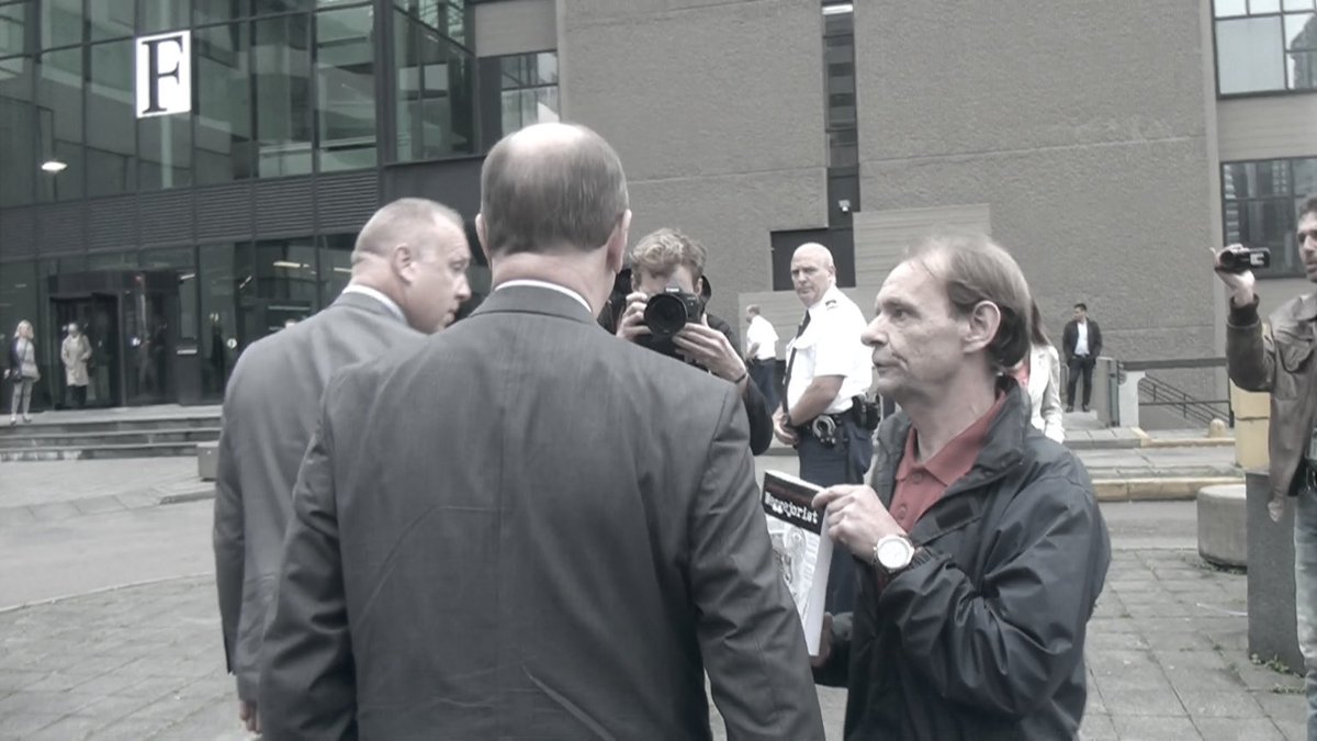 JDTVproducties's tweet photo. Is het een groot #Complot?
Waarom groet Joris D de cameraman van #JDTV? 

#NietVergeten
Vanavond om 20:00 uur een nieuwe aflevering van Dossier #Coldenhove op het NCTV Youtubekanaal

https://t.co/OhZaztnHBN

#HuigPlug
#Demmink
#WEGGEJORIST
#VerhaalVanLisa
#VerbodenTeKijken https://t.co/QwQsgBTPVS