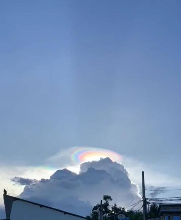 codigomanta1's tweet photo. El cielo sobre el cantón Pichincha en #Manabí mostró este fin de semana una de las bellezas que se forma por el efecto de las gotas de agua entre las nubes y el sol. https://t.co/T1gWdnmGAF https://t.co/vA70G23Kn3