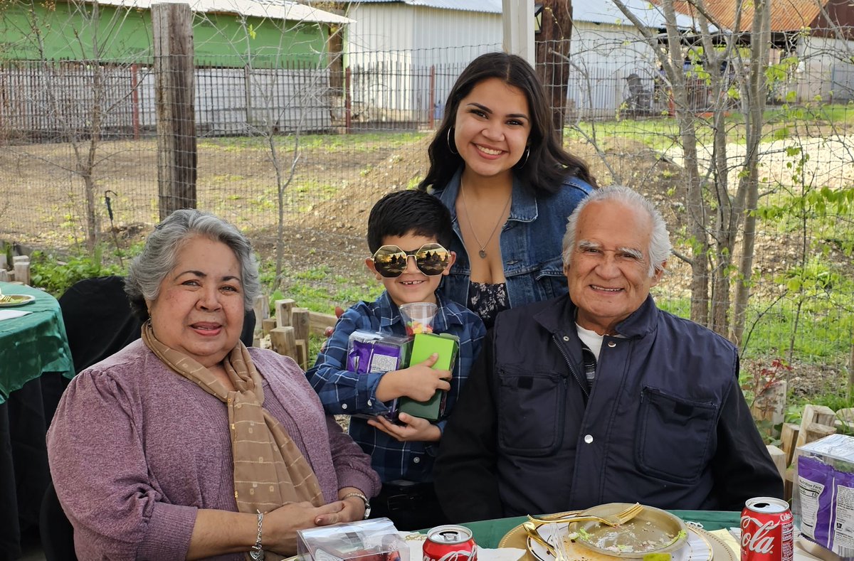 lizetrcasas's tweet photo. It had been a minute since we'd had a good ole celebration with my family π Lord knows I needed the laughs and the antics. My cousins and uncles never disappoint #candytable #loot #dancing #pictures https://t.co/Kx7e5qee8c