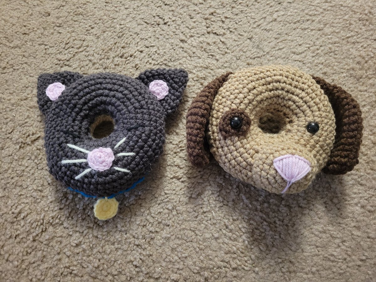 KCradleCrochet's tweet photo. Love how cute these turned out! Oodlesofcrochet has some of the cutest patterns - love her donut buddies! https://t.co/O2gDot2zke