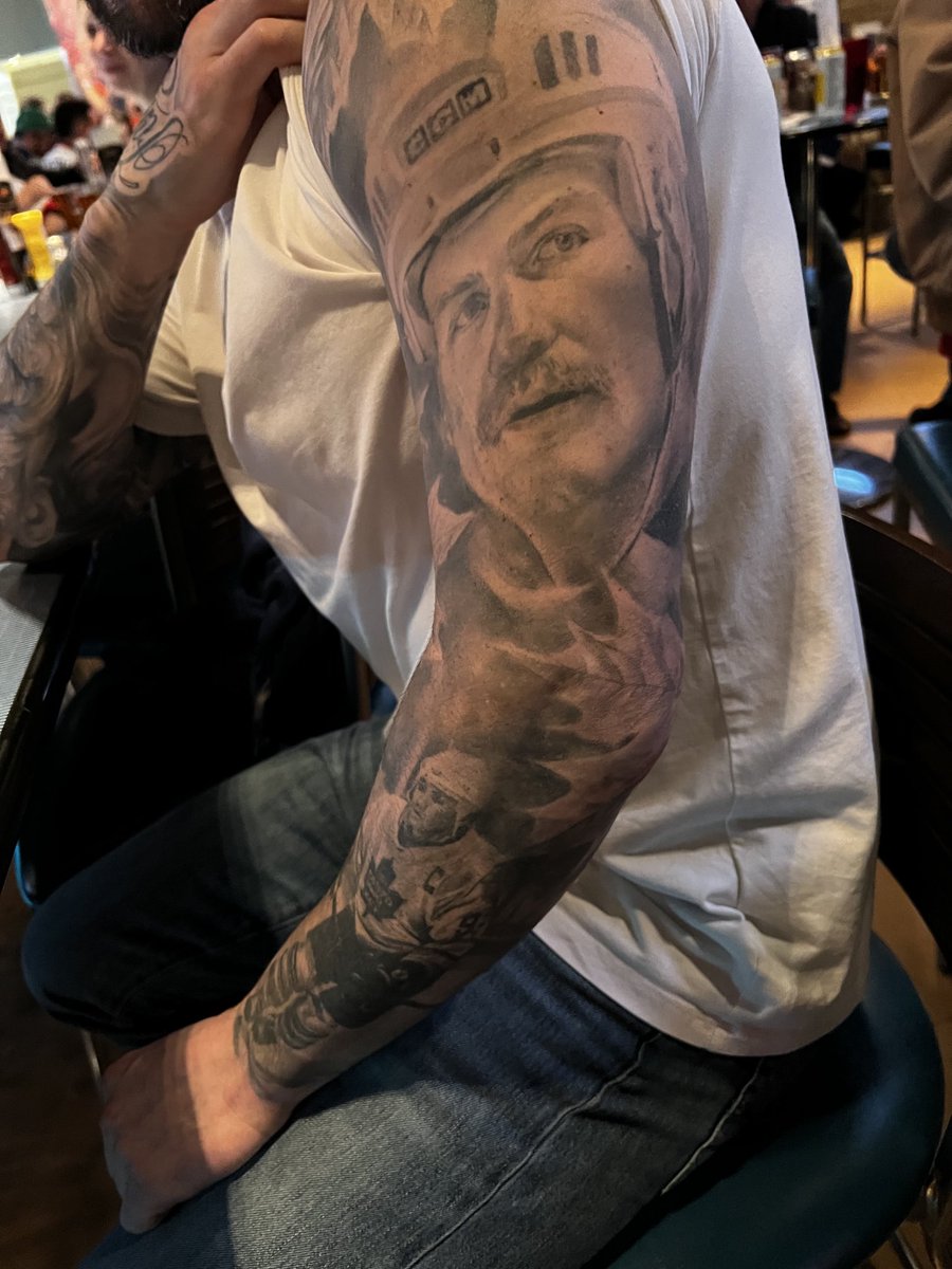 redd1967's tweet photo. We met a die hard ⁦@MapleLeafs⁩ fan!!! Check out his body art on his arm ⁦@douggilmour⁩ and ⁦@wendelclark17⁩!!! #TrueFan #BeLeaf #tats #Buds #leafsalumni #TML ⚪️🔵 https://t.co/J7jeurNQgv