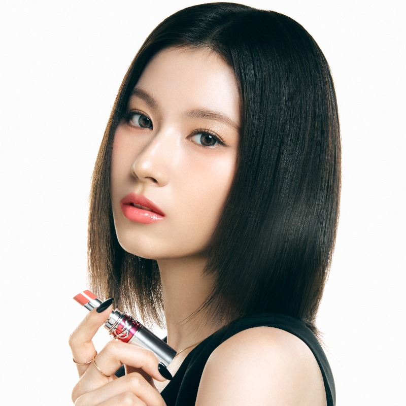 YSLBeautyJP's tweet photo. TWICEのSANAが、YSLのアイコンリップ「ルージュ ヴォリュプテ キャンディグレーズ」の新CMに登場。
#キャンディグレーズ

新色NO.13のフレッシュなピーチローズカラーと、人気色NO.11を纏う。​スキンケア成分約78％配合。 潤い溢れるケアバームリップスティック。