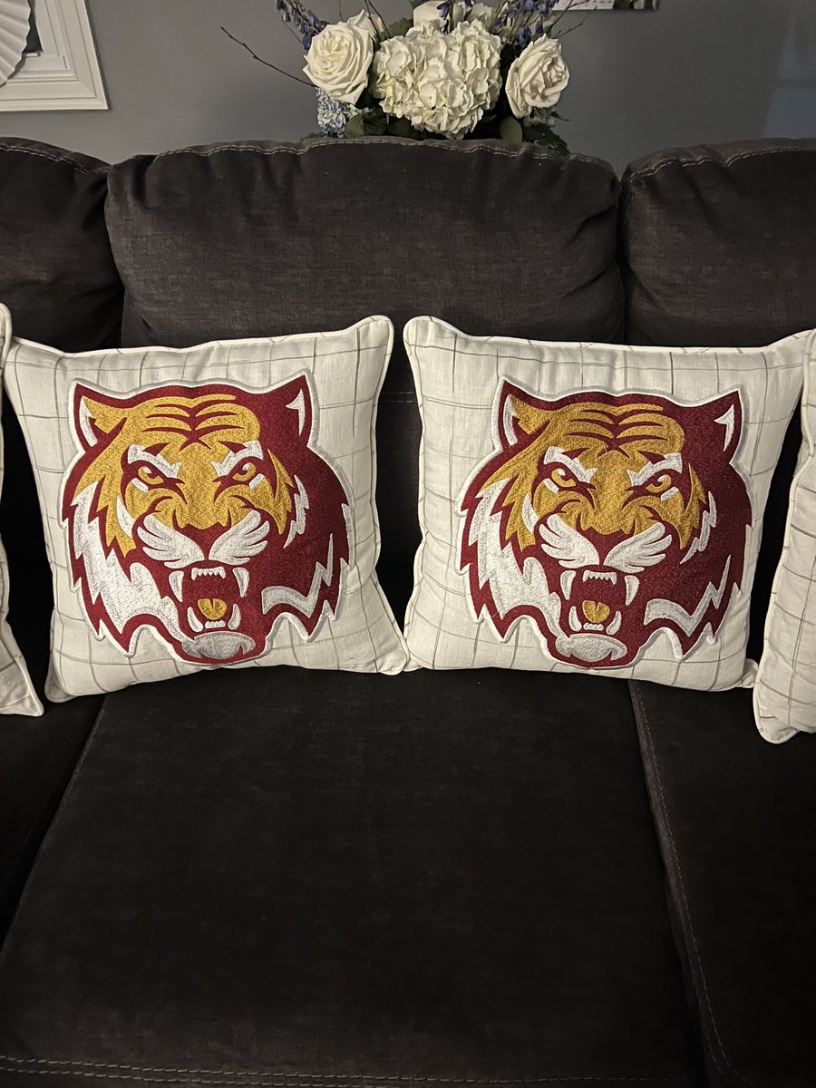 criggy's tweet photo. When you have talented Alumni that make you beautiful pillows for your new home. @SI_Academy #OnceATigerAlwaysaTiger only 255932 stitches! Thank you Omar ‘22 https://t.co/WmvFUaVZbQ
