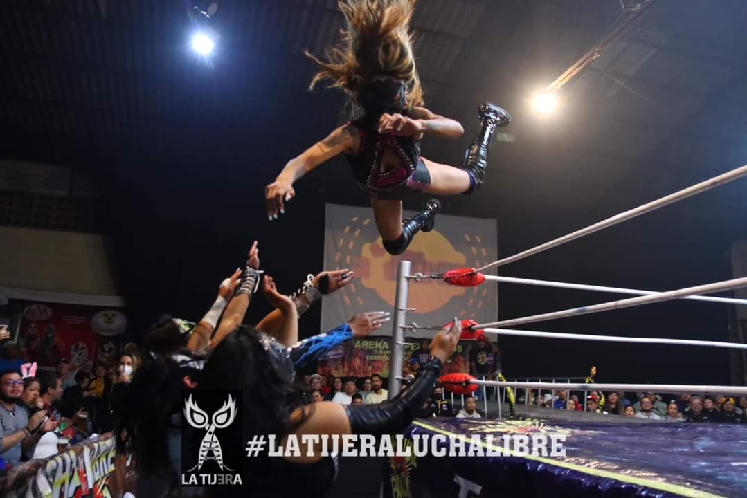 LaTijeraLucha's tweet photo. La lucha femenil de #LuchaLibreMagazine es para la dupla juvenil de #Therius y #PrincesaAzul quienes demostraron su poder y buena coordinación para dar cuenta de la pareja de #BabyLove y #Danesa en  la #ArenaLopezMateos con #BoomGAW...
#latijeraluchalibre https://t.co/ZCCPEWJjpD