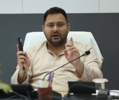 achintyaapandey's tweet photo. एक नवी फेल हैं  - दूसरा इंजरिंग किया हुआ हैं 

एक पर घोटाला भ्रष्टाचार का गम्भीर आरोप हैं - तो एक बेगुनाह हैं ,

एक का बाप चारा घोटाला चोर हैं - तो दूसरे का पिता आर्मी का जवान हैं !

जनता कुर्सी पर बैठाना जानती हैं 
 घसीट कर उतारना भी 

#ReleaseManishKasyap https://t.co/H0v0i5YkQa