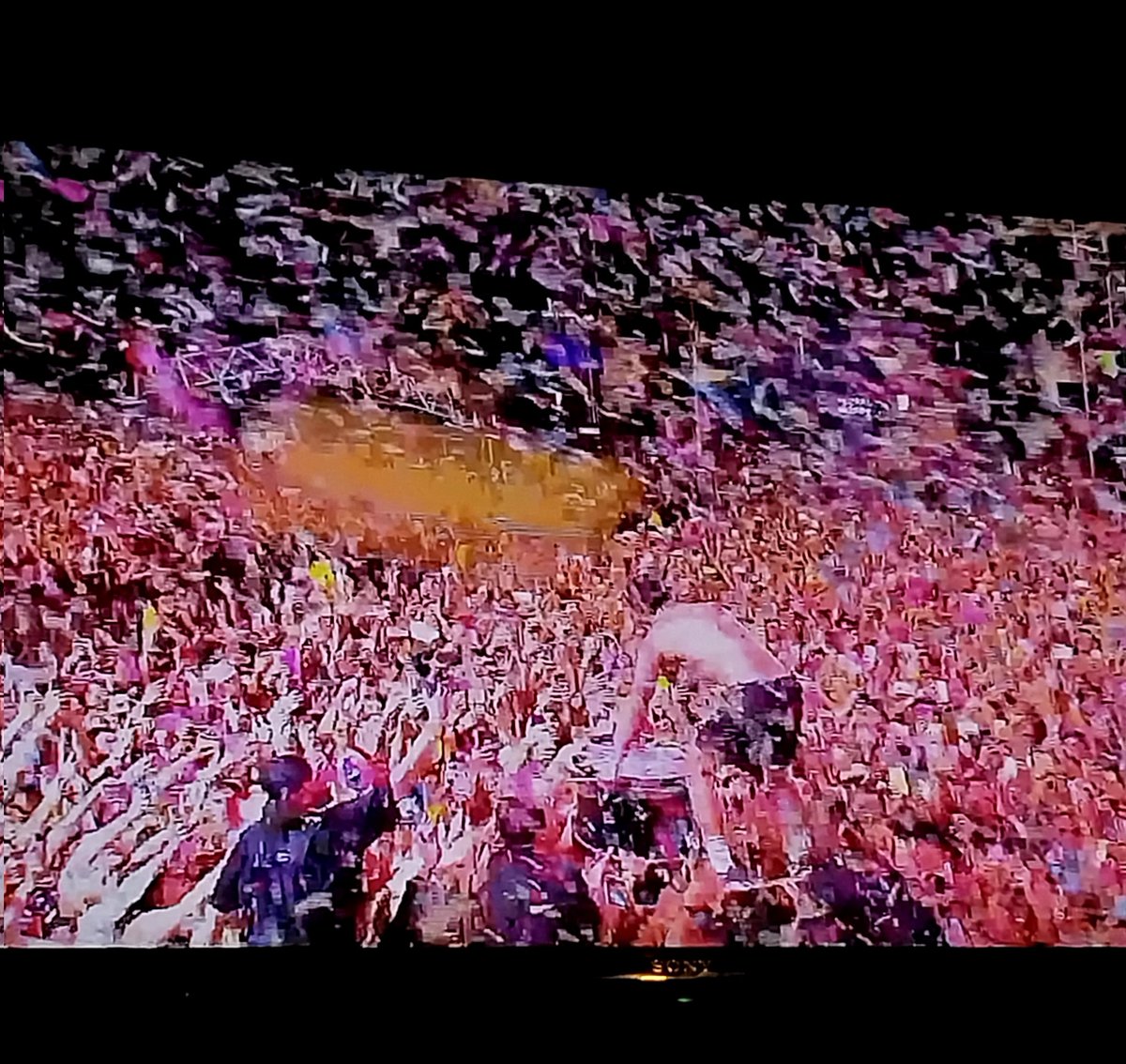 _Uranushope_'s tweet photo. por un momento solo vi a twenty one pilots en cuadritos d colores, pero wn, se pasaron😭 estuvo re bueno todo

#LollaCL2023 https://t.co/tmZfvlolyt
