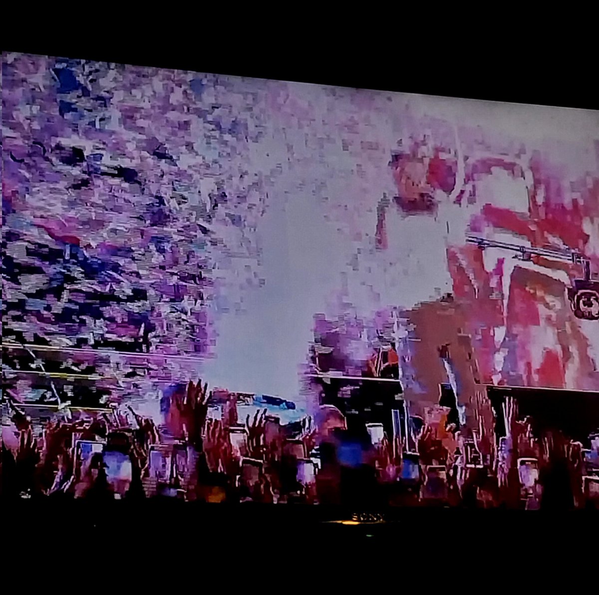 _Uranushope_'s tweet photo. por un momento solo vi a twenty one pilots en cuadritos d colores, pero wn, se pasaron😭 estuvo re bueno todo

#LollaCL2023 https://t.co/tmZfvlolyt