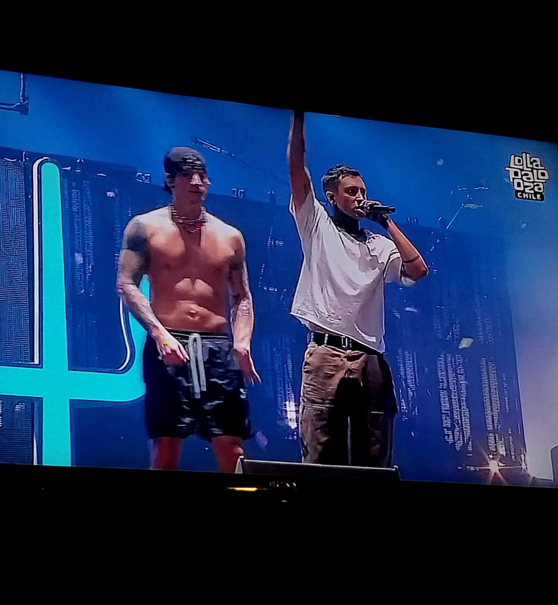 _Uranushope_'s tweet photo. por un momento solo vi a twenty one pilots en cuadritos d colores, pero wn, se pasaron😭 estuvo re bueno todo

#LollaCL2023 https://t.co/tmZfvlolyt