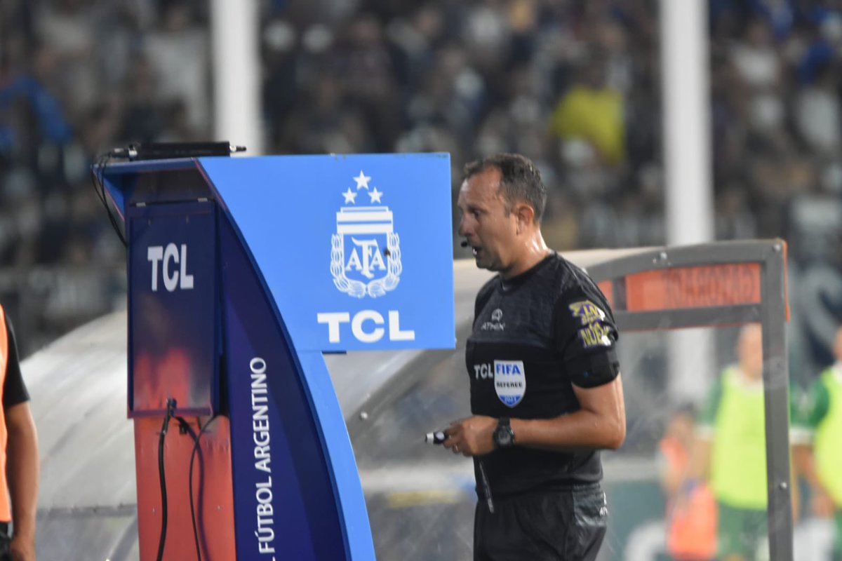 la1913com's tweet photo. Durante todo el final del segundo tiempo la conexión del VAR estaba "desactivada"

Dos jugadas de penal para #Talleres no se vieron… https://t.co/RzNFuf8ABD