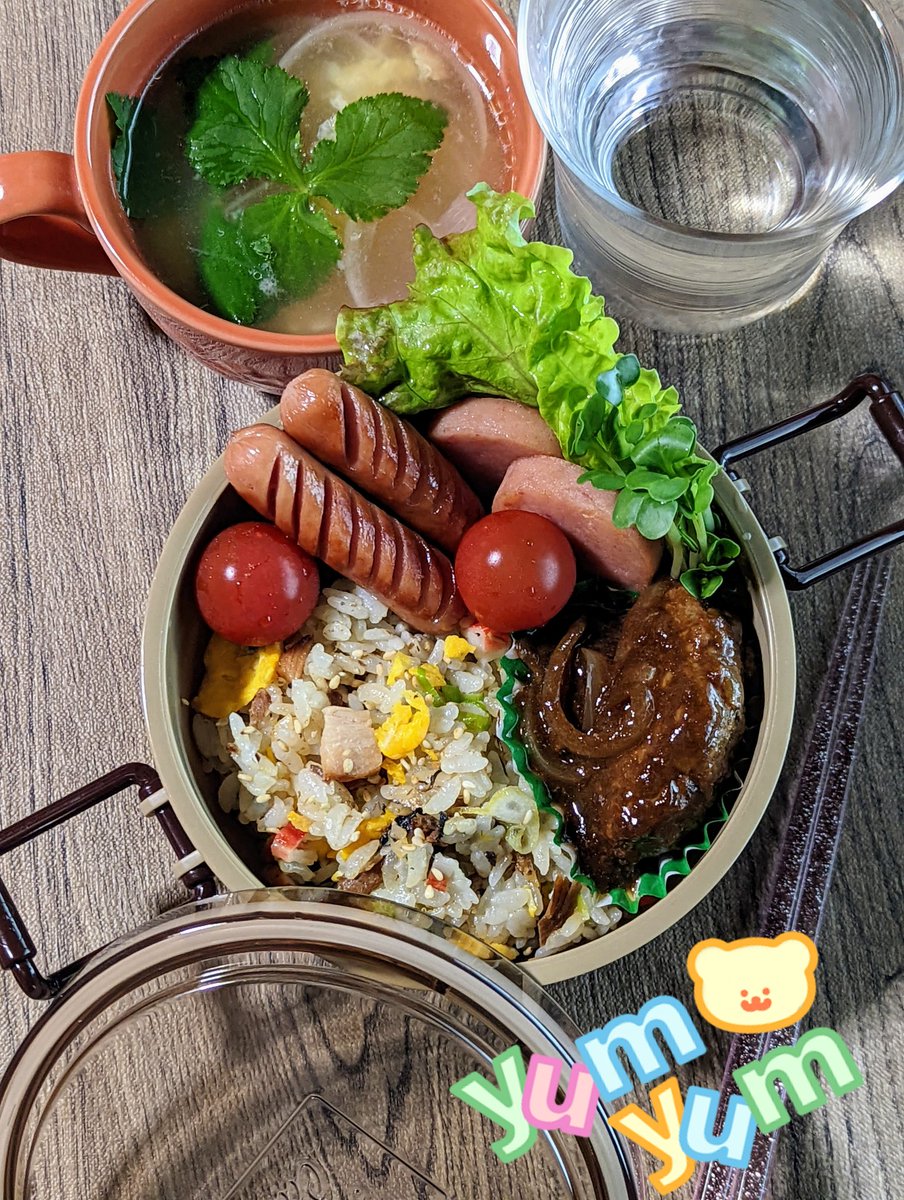 今日は午後からお仕事❣️
今週もよろしくで〜〜す(ᐢ' 'ᐢ)ᐢ, ,ᐢ)ﾍﾟｺ
 #お昼ごはん 
煮込みハンバーグ弁当🍱
スープ

冷凍したイワシ炒飯ようやく登場✨
\(｀･ω･´)/ｼｭﾀｯ!
 #お弁当記録 
 #お弁当作り  #ランチ