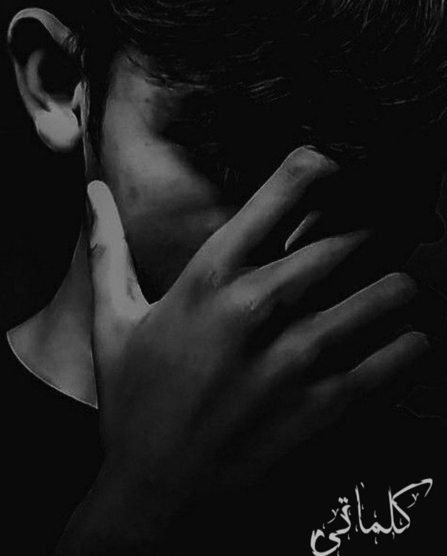 As2021113's tweet photo. للهِ، كَمْ نَطقتْ بالشّعرِ عَينَاها
مَاذا مِن الشِّعرِ يَبقىٰ لِي لألقَاهَا

جَنائنُ الوَردِ لا تَعلُو أنَاقتَها
أو سِحرَ بَسمتِها، إذ تَعتلِي فَاها

الشّمسُ طلَّتُها، والعِطرُ ذابَ بِها
والنّورُ وجنتُها، والغَيمُ كفّاها

#اسطول_زعماء_تويتر https://t.co/KXtOXw7P2S