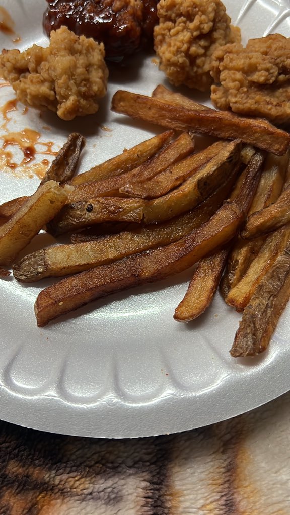 RickeyRossManzo's tweet photo. Wth is this trash @wingstop https://t.co/t4gPt0CRvB