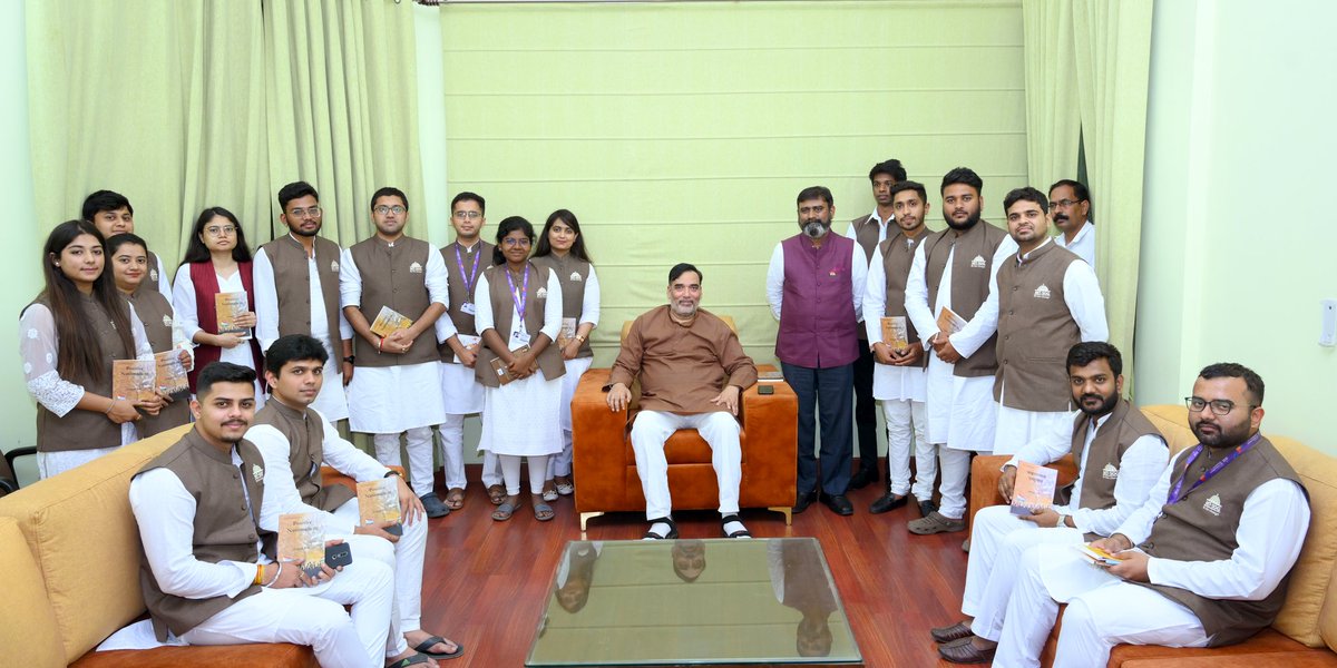 mit_sog's tweet photo. Everything about day 3 National Study Tour from seeing the Indira Gandhi Museum and meeting Shri Gopal Rai and Shri Sunil Kumar Pintu, it was a great interaction.
#mitsog #mit #mitwpu #MPG18 https://t.co/UHMPUJYGuW