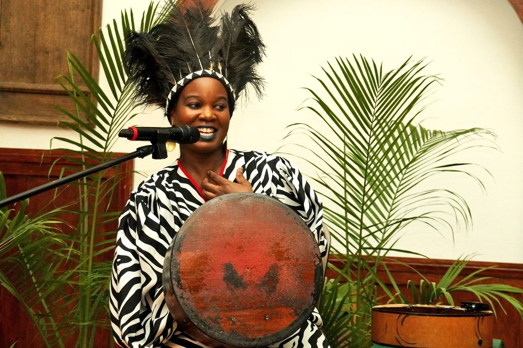 ahunnaeziakonwa's tweet photo. La retraite de @UNDPAfrica New York n'aurait pas pu mieux commencer qu'avec le voyage spirituel ds lequel @Nzou_Mambano nous a emmené ce soir avec sa "mbira" - un instrument ancestral qui ns ramène dans le temps pour embrasser le renouveau
#WeAreAllNewHere #FutureSmartAfrica https://t.co/DSa8jfmXyZ