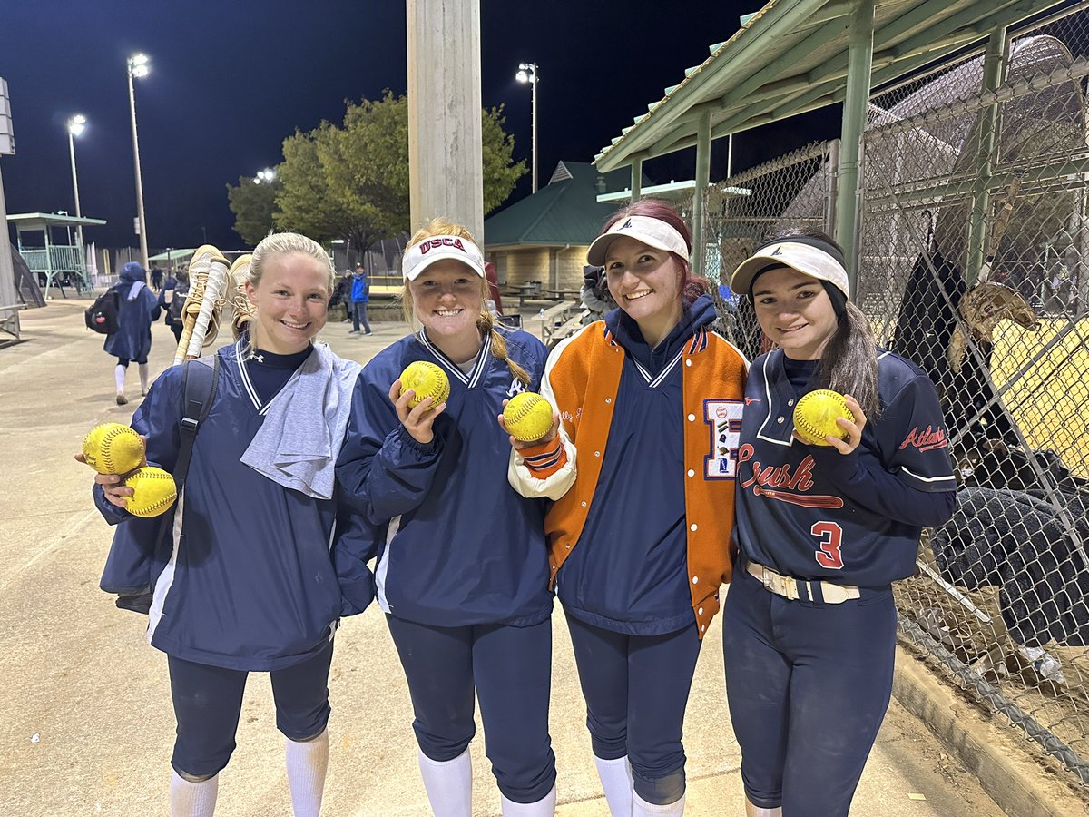 atlantacrush1's tweet photo. Great day at the ball field!!! The @atlantacrush1 bomb squad!!! @kileyarnold2 @allylgraden @katenewberry201 @Haileymorgan03 https://t.co/hDxUhn4B32