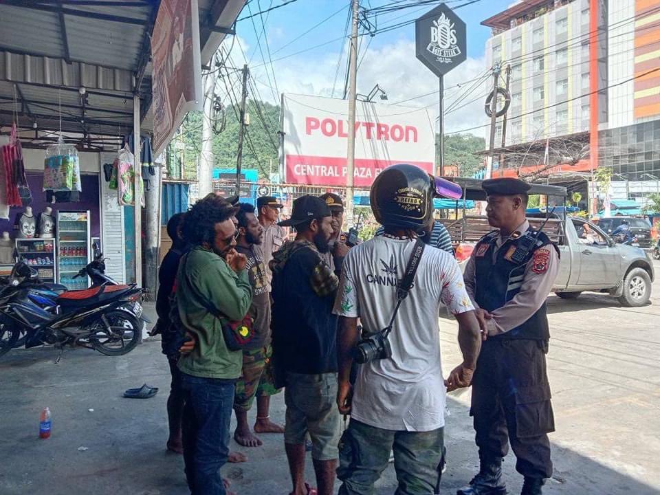 VeronicaKoman's tweet photo. 20/3/22 Jayapura, West Papua

At least 20 West Papuan activists who were holding a silent protest were arrested.

They were showing support for Victor Yeimo who is being tried for treason at the local court. https://t.co/1NT3IhARJ2