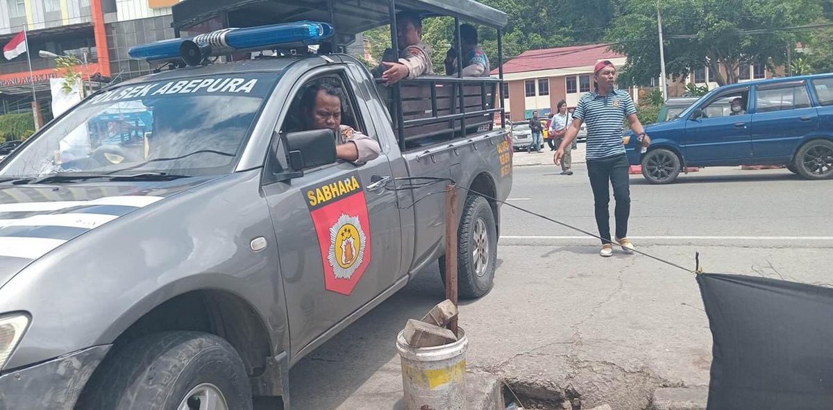 VeronicaKoman's tweet photo. 20/3/22 Jayapura, West Papua

At least 20 West Papuan activists who were holding a silent protest were arrested.

They were showing support for Victor Yeimo who is being tried for treason at the local court. https://t.co/1NT3IhARJ2