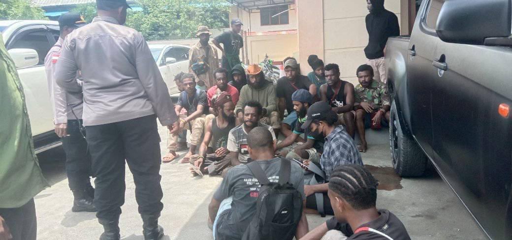 VeronicaKoman's tweet photo. 20/3/22 Jayapura, West Papua

At least 20 West Papuan activists who were holding a silent protest were arrested.

They were showing support for Victor Yeimo who is being tried for treason at the local court. https://t.co/1NT3IhARJ2