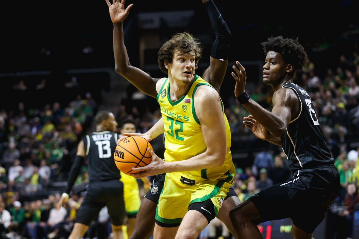 On a tear. 

<a href="/Nathanbittle33/">Nathan Bittle</a> has recorded career highs in points each of the last two games, and notched his first 20-10 game tonight, tallying 21 points and 13 rebounds. 

#GoDucks
