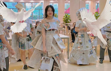 Baisha_chen's tweet photo. This afternoon was a fashion show with newspapers. https://t.co/QSoiQByfLl