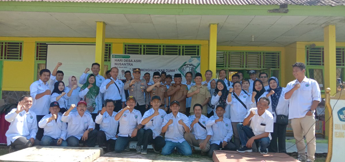 EmisTaped's tweet photo. Penanaman Pohon Durian di Desa Sentral Baru Kecamatan Bermani Ulu Kabupaten  Rejang Lebong Provinsi Bengkulu

#HariDesaAsriNusantara
@jokowi 
@halimiskandarnu
@Kemendespdtt
@malik_haramain
@imansyukri
@taufikmadjid71
@yusradaridesa 
@azzameldzikrie 
@tppkemendes https://t.co/8xNjfN3Xuh