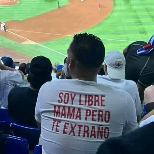 FiloProtector's tweet photo. Todos los carteles se veían súper pero yo me quedo este 🥺🇨🇺 https://t.co/hJtEq4bw2K