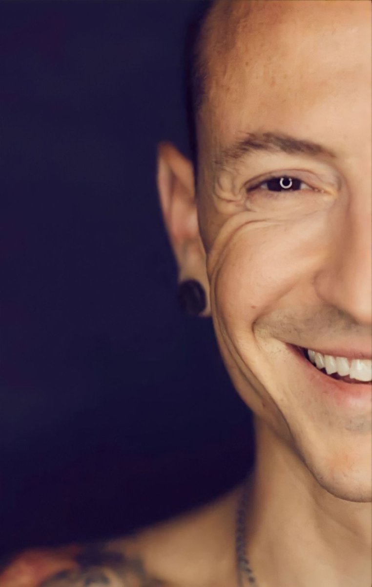 Hoje, 20 de março, Chester estaria completando 47 anos.

Chester, hoje comemoramos sua vida e agradecemos por tudo o que fez e compartilhou conosco.

Que bom viver em um mundo em que você existiu.

Happy Birthday, Chester Bennington.