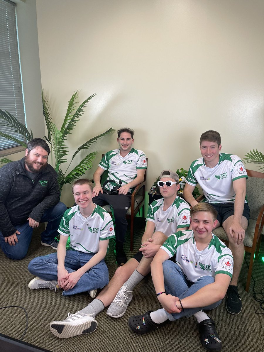 vietellie's tweet photo. Kings on the rift ❤️

much love to the players this year, I’m extremely proud of them and their growth. Wishing them the best of luck in their future endeavors🥹🥰 https://t.co/X7JgJAzsCc