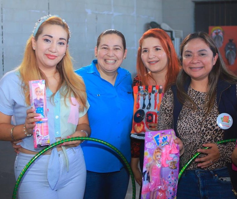 CeciliaGRM's tweet photo. Felices junto a @lorerodi, llevando sonrisas a muchos niños.
#CompartiendoSonrisas
👧🏻👦🏻🧸🚂⚽️
#programaamar #PorEllosTodo
#ElSalvador 👦👧👶 https://t.co/VkVyvcrFBQ