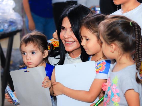 CeciliaGRM's tweet photo. Felices junto a @lorerodi, llevando sonrisas a muchos niños.
#CompartiendoSonrisas
👧🏻👦🏻🧸🚂⚽️
#programaamar #PorEllosTodo
#ElSalvador 👦👧👶 https://t.co/VkVyvcrFBQ