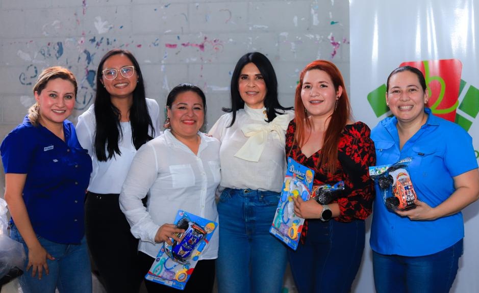 CeciliaGRM's tweet photo. Felices junto a @lorerodi, llevando sonrisas a muchos niños.
#CompartiendoSonrisas
👧🏻👦🏻🧸🚂⚽️
#programaamar #PorEllosTodo
#ElSalvador 👦👧👶 https://t.co/VkVyvcrFBQ