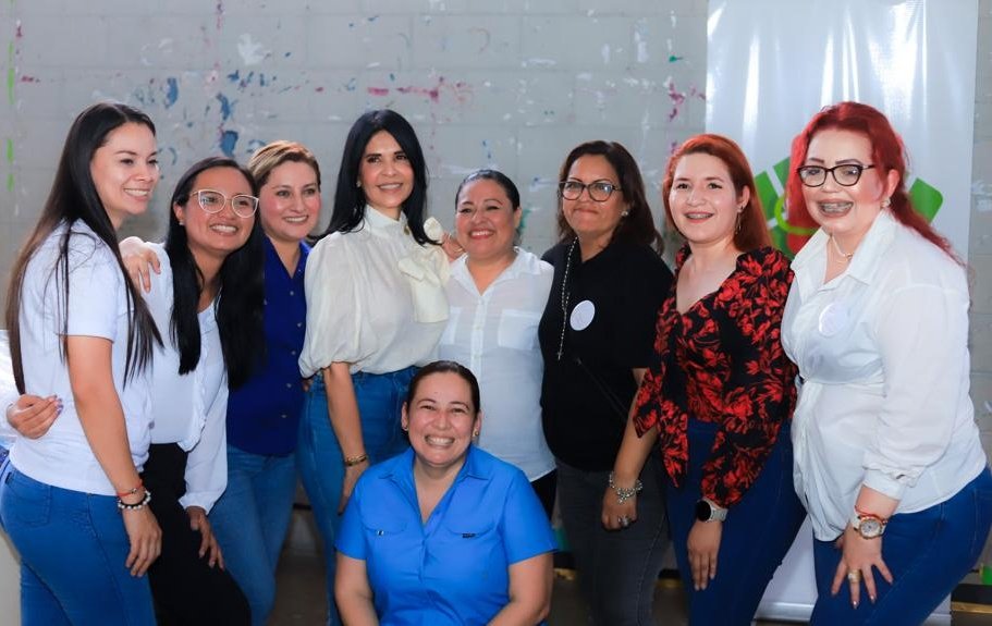 CeciliaGRM's tweet photo. Felices junto a @lorerodi, llevando sonrisas a muchos niños.
#CompartiendoSonrisas
👧🏻👦🏻🧸🚂⚽️
#programaamar #PorEllosTodo
#ElSalvador 👦👧👶 https://t.co/VkVyvcrFBQ