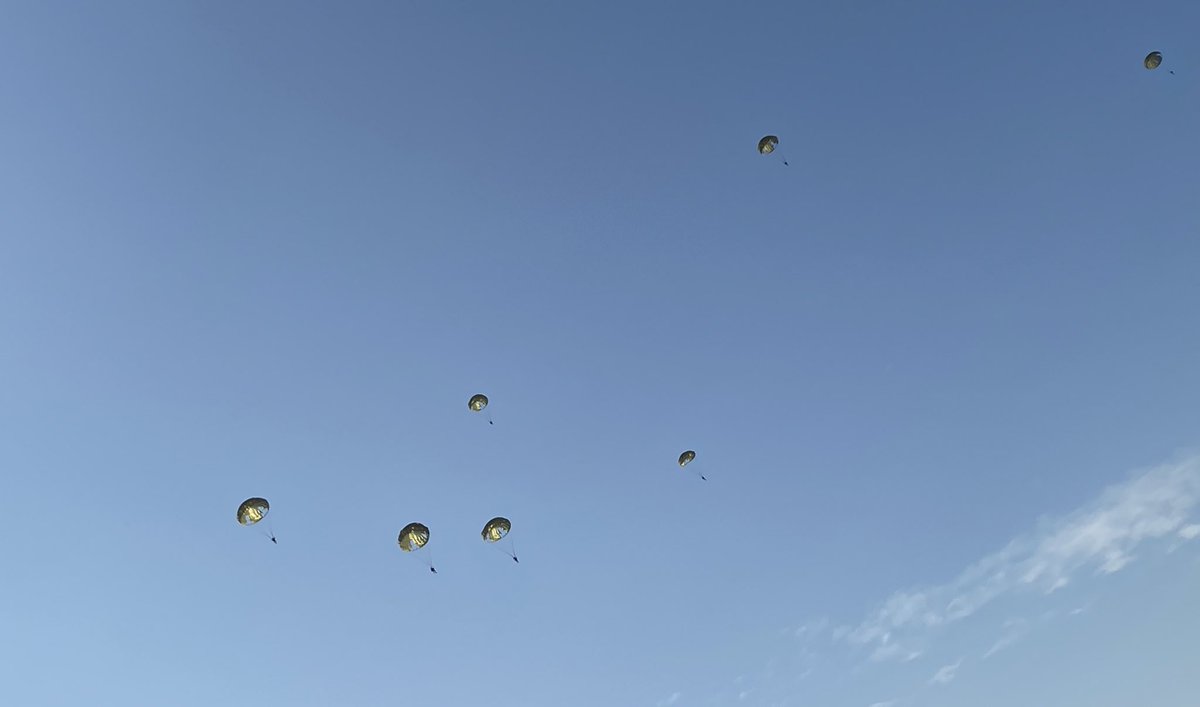 prettycatmori_'s tweet photo. Let's goooo 🪂  #parachute #Travel #adventureseeker #goexplore #adventurethatislife https://t.co/Z6Ny0roqUM