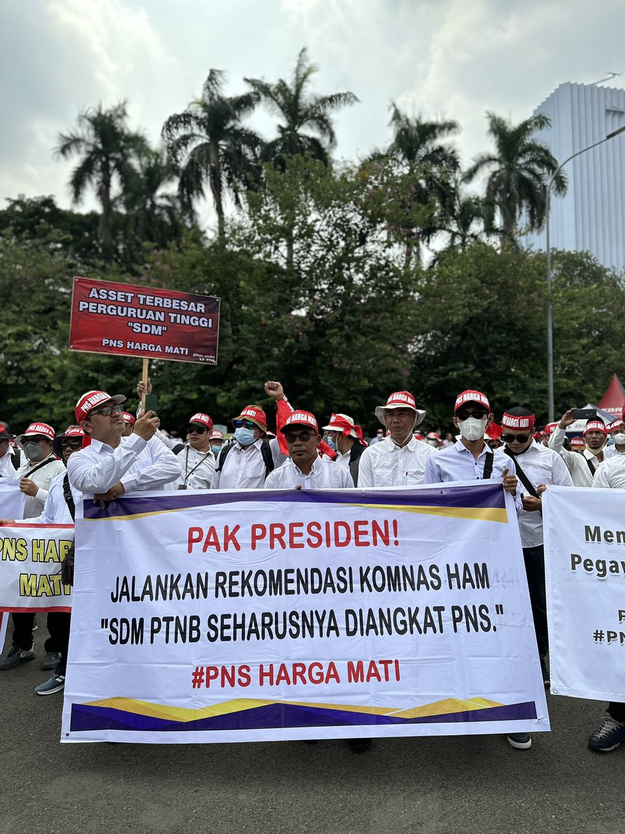 maya_ardeur's tweet photo. Ribuan dosen dan tendik se-Indonesia segera geruduk istana Presiden. Kita dari ILP Pusat &amp; 35 PTNB, hari ini bergerak tuntut ubah jadi PNS. 

#35PTNBMenggugat
#PNSHargaMati
#jokowikemanasih? https://t.co/LxgflammM3