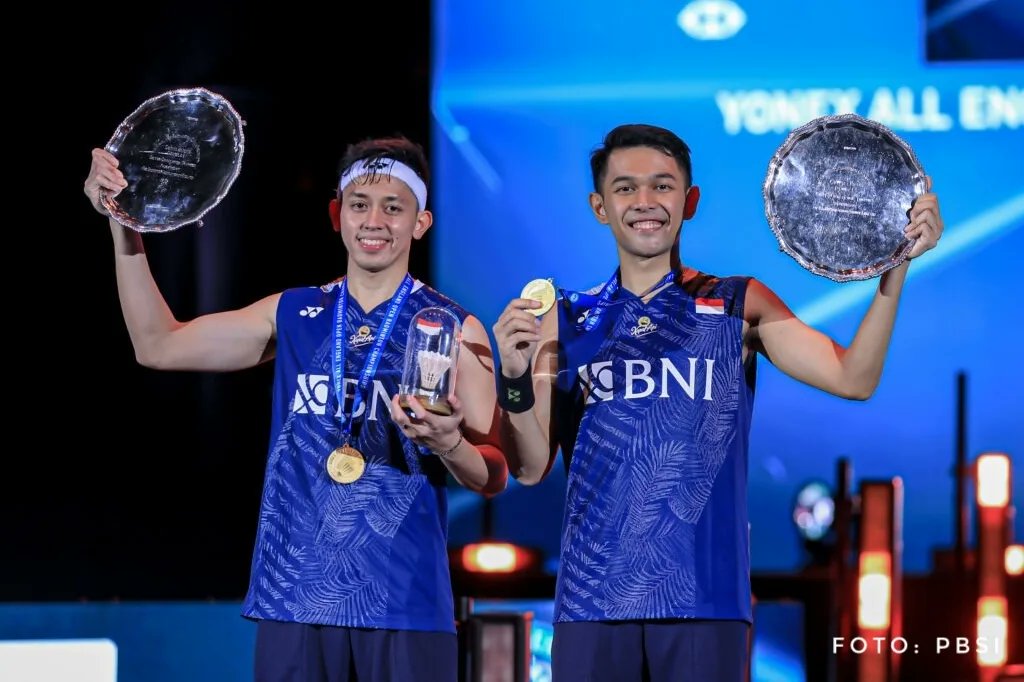 jokowi's tweet photo. Dua ganda putra Indonesia, Fajar Alfian/Muhammad Rian Ardianto dan Mohammad Ahsan/Hendra Setiawan berhadapan di final kejuaraan bulutangkis All England 2023, semalam. 

Selamat kepada Fajar/Rian yang tampil sebagai juara, juga untuk Ahsan/Hendra yang telah berjuang luar biasa. https://t.co/n4HU3Csn9M