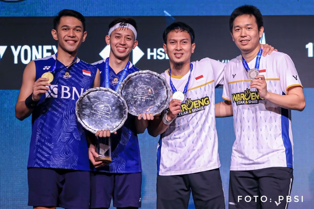jokowi's tweet photo. Dua ganda putra Indonesia, Fajar Alfian/Muhammad Rian Ardianto dan Mohammad Ahsan/Hendra Setiawan berhadapan di final kejuaraan bulutangkis All England 2023, semalam. 

Selamat kepada Fajar/Rian yang tampil sebagai juara, juga untuk Ahsan/Hendra yang telah berjuang luar biasa. https://t.co/n4HU3Csn9M