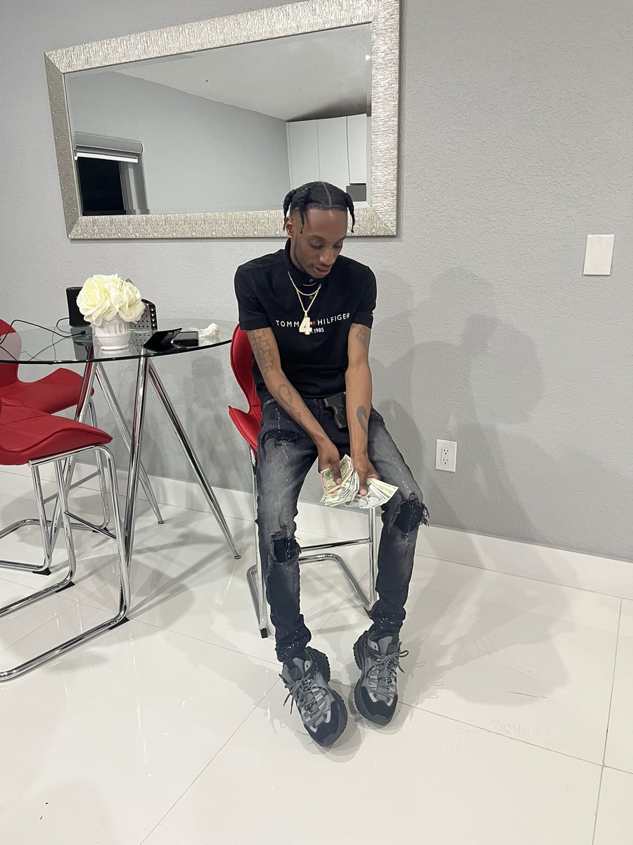 Pretty a$$ ho’ can’t be herself that’s why she never get all of me