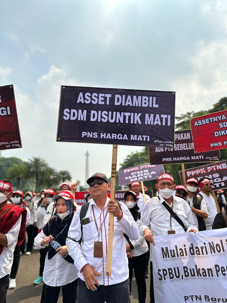 Riekamulya's tweet photo. #35PTNBMenggugat
#PNSHargaMati
#jokowikemanasih? https://t.co/HtSgd9k3pP