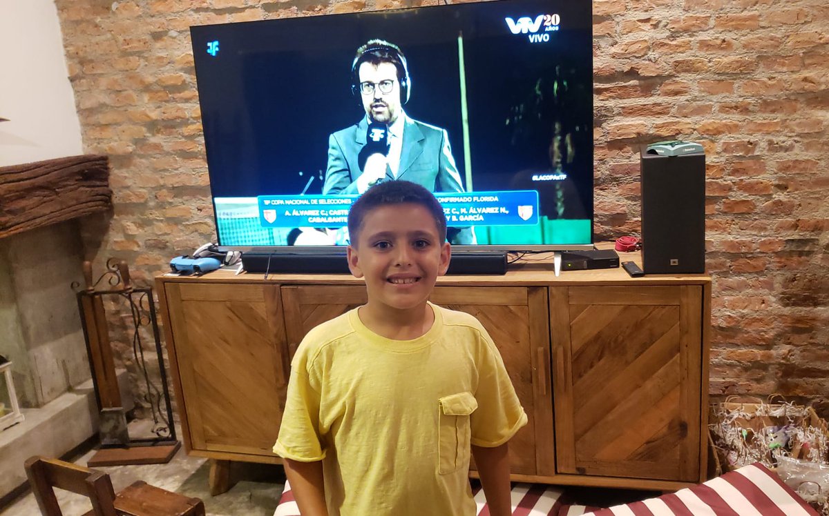 maurisanner's tweet photo. Florida empató 1-1 con Salto en el Dickinson en la primera semifinal de la Copa Nacional de Selecciones. El gol lo anotó de penal @tabagol9. La revancha va el domingo en el ECO. Fue un placer estar en @VTVuruguay en producción de @tenfieldoficial con toda la información albirroja https://t.co/WIco5Egf1Y