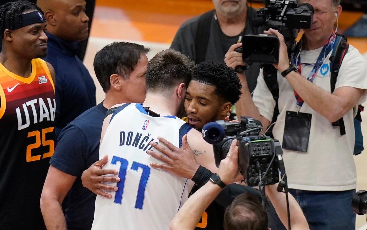 TraesMuse's tweet image. Players with 50+ points and 10+ assists in the last 2 seasons:

Donovan Mitchell — 71p/11a 
Luka Doncic — 60p/10a &amp;amp; 50p/10a
Trae Young — 56p/14a
Stephen Curry — 50p/10a

That’s it, that’s the list.