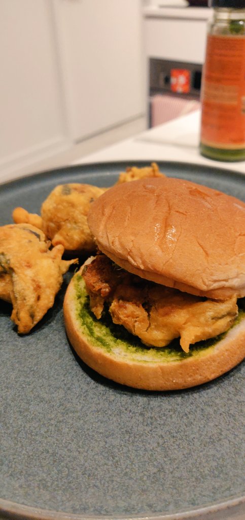 Han_i17's tweet photo. not many things can feel like home. this piping hot plate of vada pavs definitely did.  #vadapav #mumbaifood #feelslikehome https://t.co/gpFgygJhmF