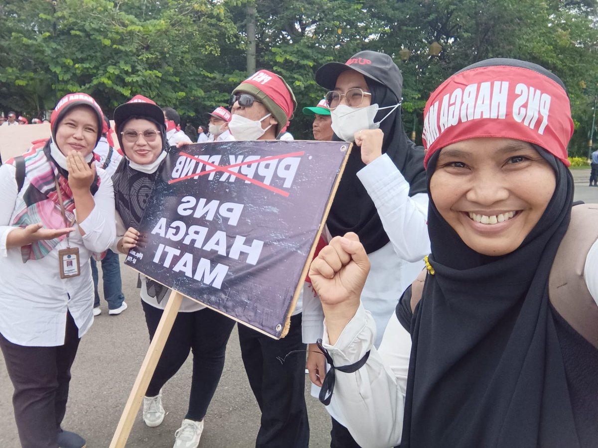 AiniIndrie's tweet photo. #35PTNBMenggugat
#PNSHargaMati
#jokowikemanasih? https://t.co/YkNAppBNsH