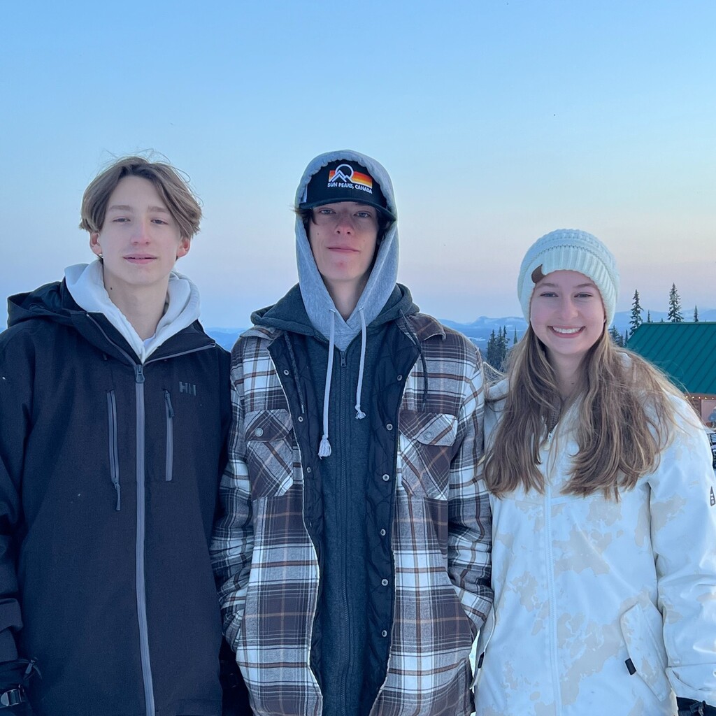 Lots of fun this week with these three, who all ski/board much better than myself!...Although I did manage to keep up despite my advanced age! Happy to the bottom of my heart to spend a whole week in my happy place with them 💕. ⛷️🏂 🗻❄️ Looking forwar… instagr.am/p/Cp_r2NOLyPS/