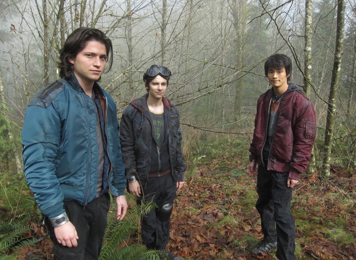 ofertazilla's tweet photo. O Thomas McDonell compartilhou algumas fotos inéditas do elenco de The 100 durante as filmagens do episódio piloto. 🥹 https://t.co/VFujmvpPFT