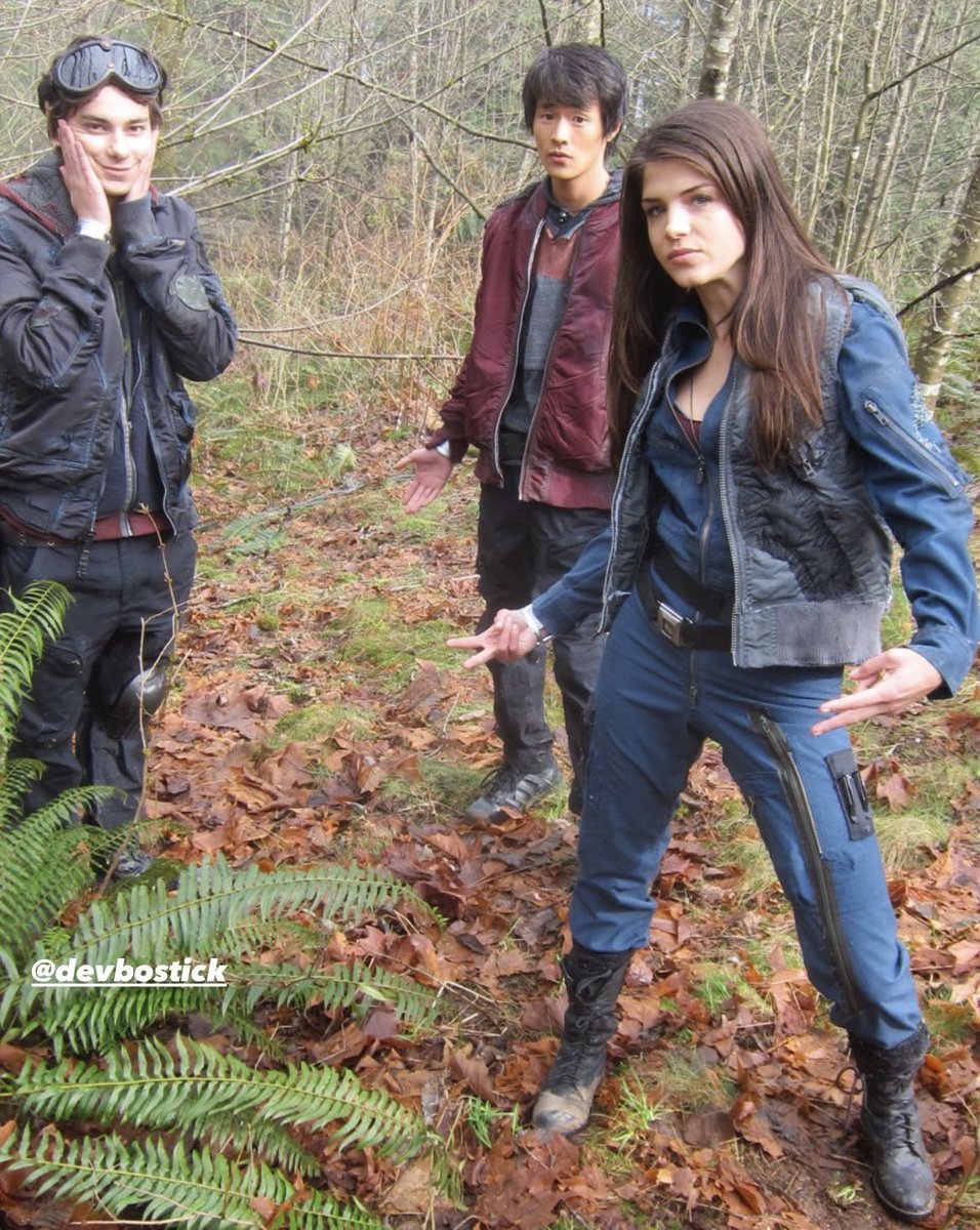 ofertazilla's tweet photo. O Thomas McDonell compartilhou algumas fotos inéditas do elenco de The 100 durante as filmagens do episódio piloto. 🥹 https://t.co/VFujmvpPFT