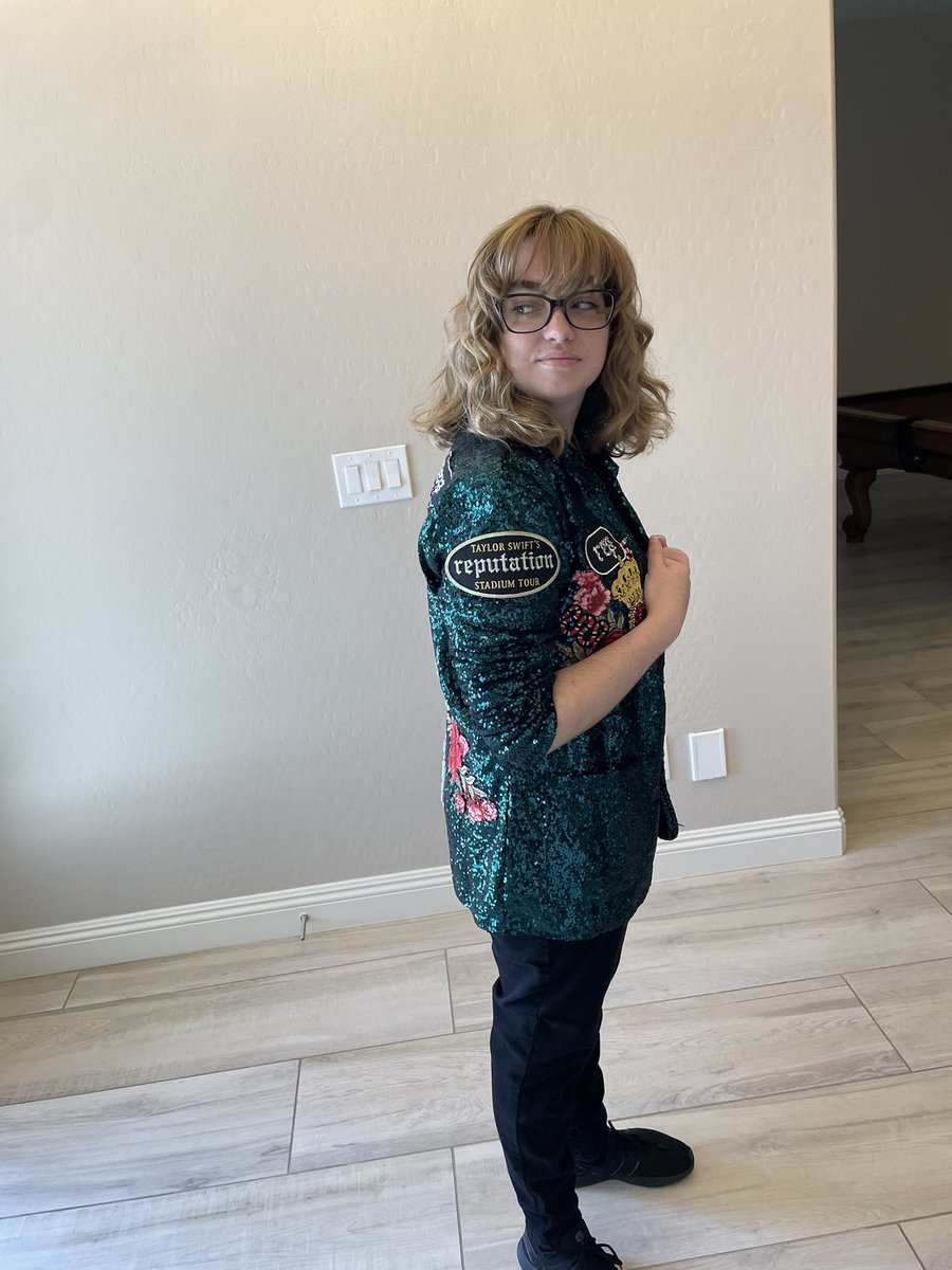 SwiftlyEmily's tweet photo. Going in my rep era to attend Vegas night one🥹🖤😁 Cant wait to have the time of my life with you 🫶🏻🫶🏻🫶🏻#VegasTSTheErasTour #TSTheErasTour  @taylornation13 @taylorswift13 https://t.co/0kF2L7MR04
