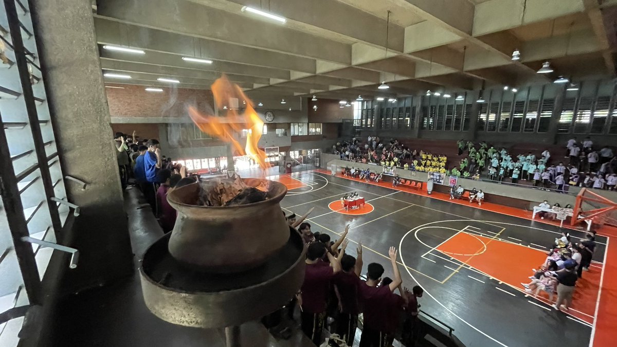 aquinastbp's tweet photo. HAPPENING NOW: The annual torch lighting headed by Juan Gabrielle Martin of Grade 12 - St. Jerome officially opens the Intramurals 2023.

(Photos by: Andres San Jose &amp; Lance Gonzales / The Bellows)
#TBPAScend
#AS58FoundationWeek https://t.co/HqUkXMJY3L