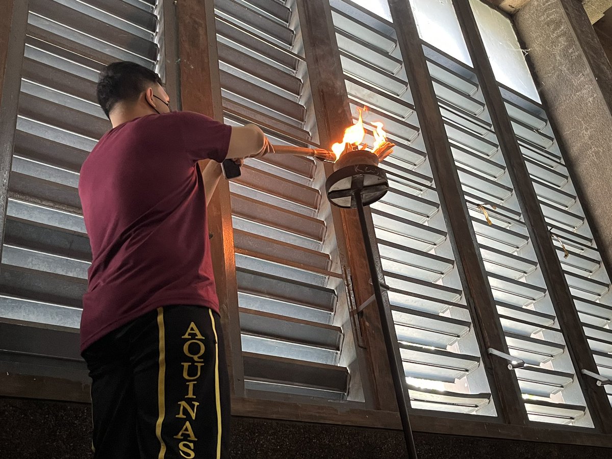 aquinastbp's tweet photo. HAPPENING NOW: The annual torch lighting headed by Juan Gabrielle Martin of Grade 12 - St. Jerome officially opens the Intramurals 2023.

(Photos by: Andres San Jose &amp; Lance Gonzales / The Bellows)
#TBPAScend
#AS58FoundationWeek https://t.co/HqUkXMJY3L
