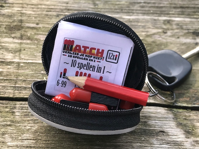 MATCHTHEGAME's tweet photo. #MatchTheGame Keychain game bag with zipper and key ring. 12 sticks 25x5 mm (4 sticks are marked)
12 heads (red color and removable). Pencil (mini)
English game rules, puzzles and solutions. Printed two sided A4 and compact folded. #17games #14puzzles #Guessinggame #Agilitygame https://t.co/YPIAEKu6ty